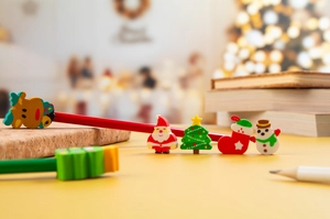 Gommes au motif de Noël - Lot de 4 gommes dans pochette coton personnalisable