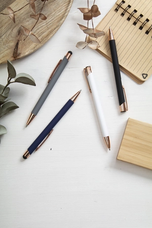 Stylo à bille en aluminium recyclé avec finition caoutchoutée personnalisable